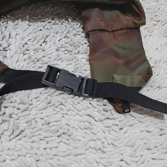 World Famous camo fanny pack - Picture 3 of 6